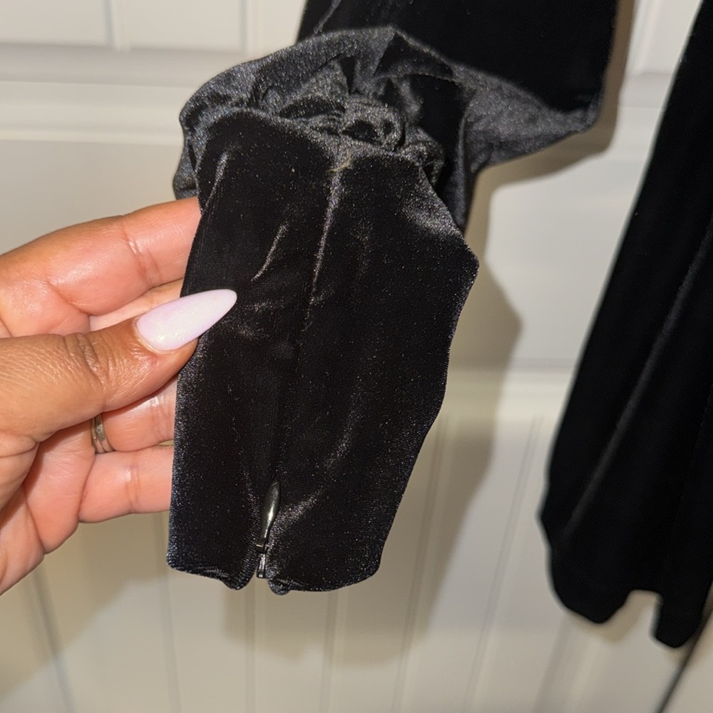 HOUSE OF CB AMBER
Black Velvet Off Shoulder Dress - Picture 16 of 17